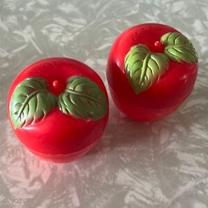 Vintage plastic salt and pepper shakers. kitschy cute retro apple decor!